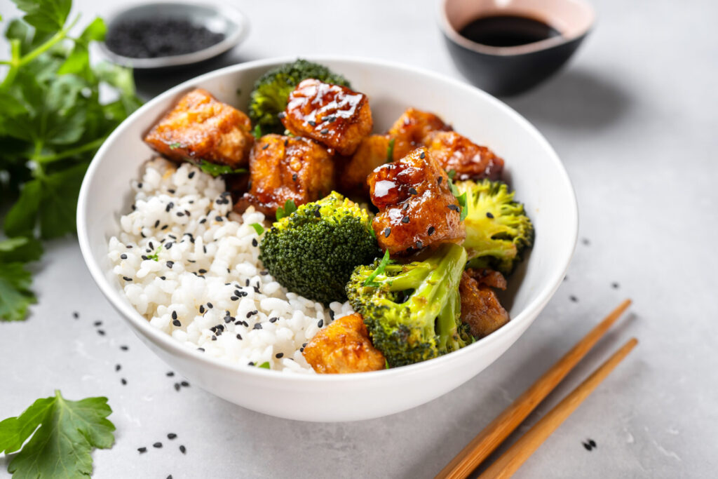 plato de arroz con brócoli, arroz con proteina animal